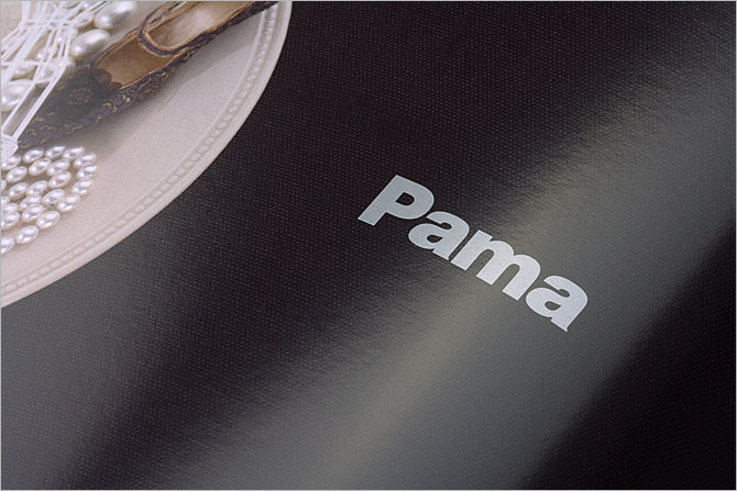 黑眼睛廣告為Pama印刷的產(chǎn)品畫冊(cè)內(nèi)頁(yè)實(shí)拍效果，印刷工藝為CMYK+專銀（五色印刷）